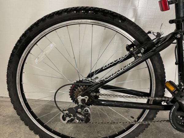 Giant Boulder Mountain Bike - Image 8